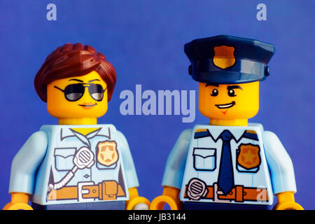 Tambow, Russische Föderation - 3. Juni 2017 Porträt von Lego Polizist und Polizistin Minifiguren auf blauem Hintergrund. Studio gedreht. Stockfoto