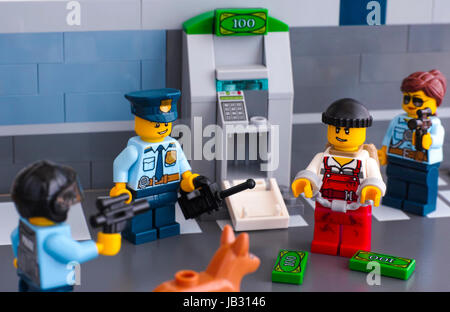 Tambow, Russische Föderation - 3. Juni 2017 Lego Polizisten verhaftet Dieb, ATM Studioaufnahme zu hacken. Stockfoto