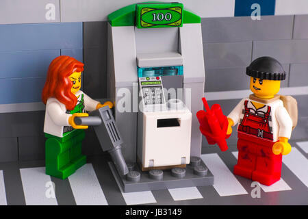 Tambow, Russische Föderation - 3. Juni 2017 Lego Diebe einbrechen ATM Studioaufnahme. Stockfoto