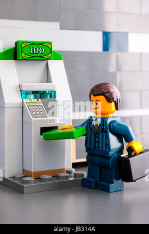 Tambow, Russische Föderation - 3. Juni 2017 Lego Geschäftsmann Geld abheben von ATM Studioaufnahme. Stockfoto