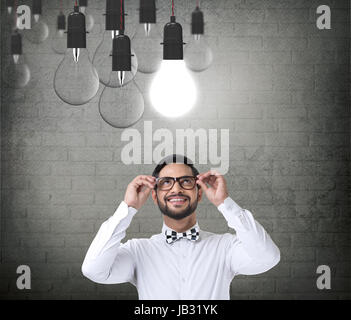 Aufgeregt Geschäftsmann mit leuchtenden Glühbirne Stockfoto