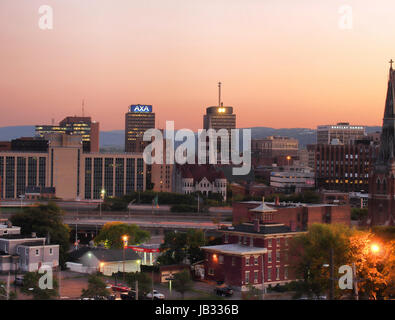 Syracuse, New York, USA. 6. Juni 2017. Blick südlich der Stadt Syrakus, New York, im Bundesstaat New York in der Dämmerung Stockfoto