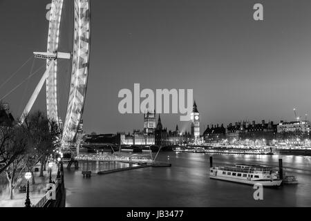 London, UK - 7. April 2017: künstlerische Nacht Schwarzweißfoto des London Eye, Big Ben und Westminster-Palast aka Häuser des Parlaments am 7. a Stockfoto