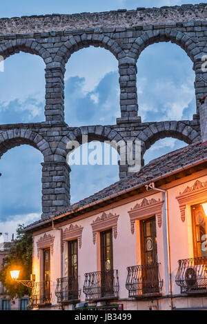 Teilansicht des römischen Aquädukts befindet sich in der Stadt Segovia bei Nacht, UNESCO-Weltkulturerbe, Spanien Stockfoto