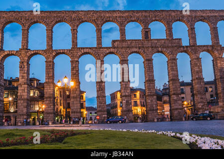 Teilansicht des römischen Aquädukts befindet sich in der Stadt Segovia bei Nacht, UNESCO-Weltkulturerbe, Spanien Stockfoto