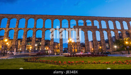 Teilansicht des römischen Aquädukts befindet sich in der Stadt Segovia bei Nacht, UNESCO-Weltkulturerbe, Spanien Stockfoto