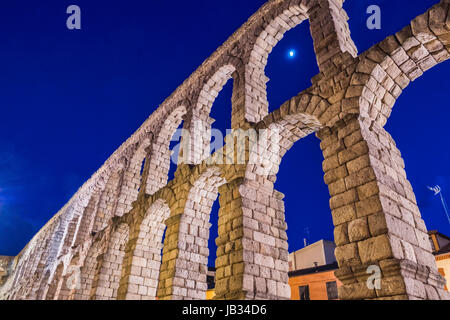 Teilansicht des römischen Aquädukts befindet sich in der Stadt Segovia bei Nacht, UNESCO-Weltkulturerbe, Spanien Stockfoto