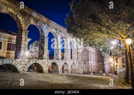 Teilansicht des römischen Aquädukts befindet sich in der Stadt Segovia bei Nacht, UNESCO-Weltkulturerbe, Spanien Stockfoto