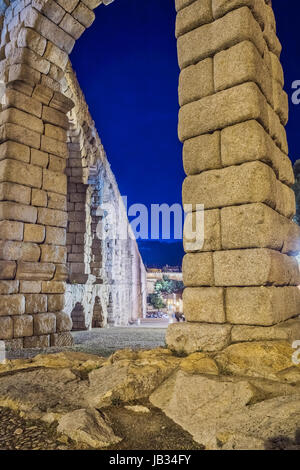 Teilansicht des römischen Aquädukts befindet sich in der Stadt Segovia bei Nacht, UNESCO-Weltkulturerbe, Spanien Stockfoto