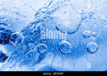 Blaues Eis mit Luft sprudelt Hintergrund Stockfoto