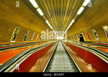 Rolltreppen und Hallen in der Metro System, Prag, Tschechien (Tschechische Republik) Stockfoto