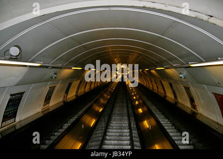 Rolltreppen und Hallen in der Metro System, Prag, Tschechien (Tschechische Republik) Stockfoto