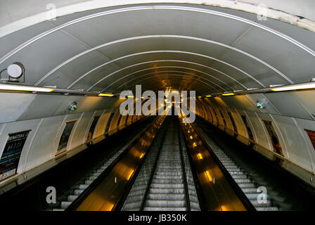 Rolltreppen und Hallen in der Metro System, Prag, Tschechien (Tschechische Republik) Stockfoto