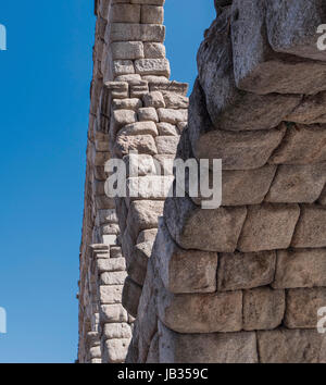 Teilansicht des römischen Aquädukts befindet sich in der Stadt Segovia, UNESCO-Weltkulturerbe, Spanien Stockfoto