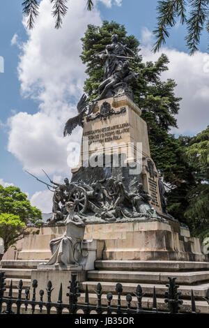 Segovia, Spanien - Juni 3: Denkmal für die Helden des Mai 2 und eine Hommage an die Kapitäne Pedro Velarde und Luis Daoíz am Tag der nationalen Unabhängigkeit Stockfoto