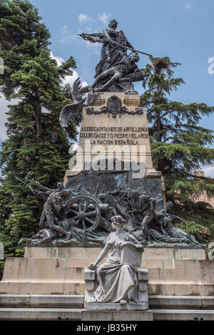 Segovia, Spanien - Juni 3: Denkmal für die Helden des Mai 2 und eine Hommage an die Kapitäne Pedro Velarde und Luis Daoíz am Tag der nationalen Unabhängigkeit Stockfoto