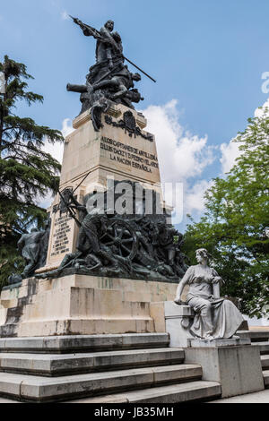 Segovia, Spanien - Juni 3: Denkmal für die Helden des Mai 2 und eine Hommage an die Kapitäne Pedro Velarde und Luis Daoíz am Tag der nationalen Unabhängigkeit Stockfoto