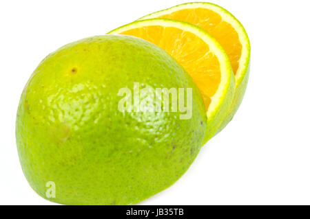 Orange Frucht geschnitten in drei Stücke isoliert auf weißem Hintergrund Stockfoto