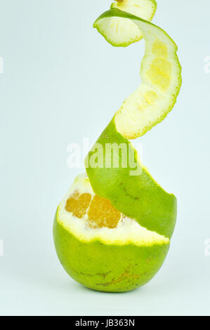 Orange Hälfte geschält mit seiner Schale über die Frucht isoliert auf weißem Hintergrund zu schweben Stockfoto