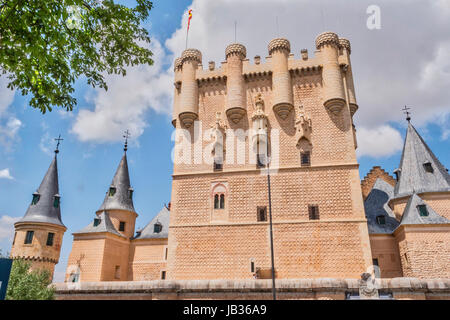 Segovia, Spanien - Juni 3: Teilansicht des Schlosses vom Eingang zum Denkmal und Zugbrücke, Juan II Turm erhebt sich auf einer felsigen Klippe, gebaut Stockfoto