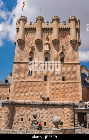 Segovia, Spanien - Juni 3: Teilansicht des Schlosses vom Eingang zum Denkmal und Zugbrücke, Juan II Turm erhebt sich auf einer felsigen Klippe, gebaut Stockfoto