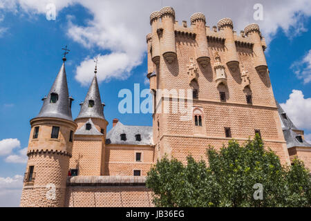 Segovia, Spanien - Juni 3: Teilansicht des Schlosses vom Eingang zum Denkmal und Zugbrücke, Juan II Turm erhebt sich auf einer felsigen Klippe, gebaut Stockfoto