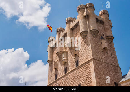 Segovia, Spanien - Juni 3: Teilansicht des Schlosses vom Eingang zum Denkmal und Zugbrücke, Juan II Turm erhebt sich auf einer felsigen Klippe, gebaut Stockfoto