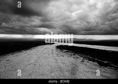 Ein Blick auf einer Bergstraße mit einem sehr niedrigen und bedrohlichen Dach der Wolken Stockfoto