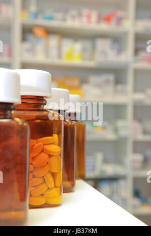 Reihe von Flaschen und Pillen auf einen Chemiker-Zähler Stockfoto