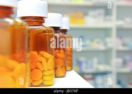 Reihe von Flaschen und Pillen auf einen Chemiker-Zähler Stockfoto