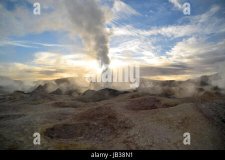 ausbrechenden Geysir von Dampf mit Schwefelablagerungen, Bolivien Stockfoto