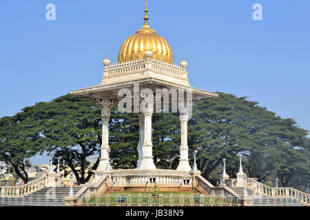 Statue von Maharaja Chamarajendar Wodeyar erbaut 1920, steht diese Statue vor dem Nordtor des Palazzo Mysore, Mysore, Indien Stockfoto