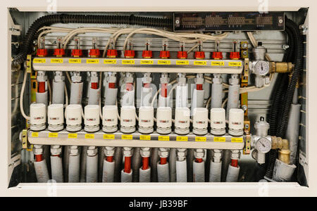 Isolierte Rohre und Ventile in einem zentralen System für Heizung und Klimaanlage Stockfoto