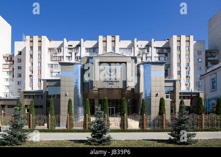 26.08.2016, Moldawien, Transnistrien, Tiraspol - Transnistrien Republikanische Bank an der zentralen Hauptstraße 25. Oktober. Es ist sozusagen die Zentralbank Transnistrien. Transnistrien ist eine abstoßende moldauischen Republik unter russischem Einfluss östlich des Flusses Dnister. Die Region split im Jahr 1990 aus der Republik Moldau und ist und wird nicht von jedem anderen Land anerkannt. Auch die Russisch-abhängige Entität ist bekannt als die Transdnestrovian Republik (Pridnestrovkaja Moldavskaja Respublika / PMR). Tiraspol ist die Hauptstadt. 00A160826D017CAROEX. JPG - nicht für den Verkauf in G E R M A N Y, A U S T R I A S W Stockfoto