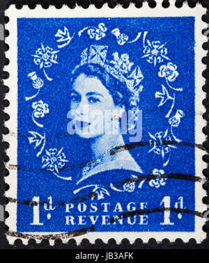 Vereinigtes Königreich - ca. 1953: Eine Briefmarke gedruckt im Vereinigten Königreich zeigt Königin Elizabeth von Dorothy Wilding auf blau, ca. 1953 Stockfoto