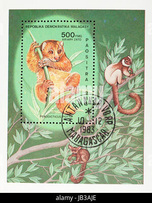 MALAGACY Republik - ca. 1983: Eine Briefmarke gedruckt in Madagaskar zeigt die Obhut (Perodicticus Obhut) Lori, ca. 1983 Stockfoto