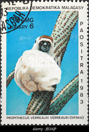 MALAGACY Republik - ca. 1983: Eine Briefmarke gedruckt in Madagaskar zeigt die weiße Sifaka (Propithecus Verreauxi) Lemur, ca. 1983 Stockfoto