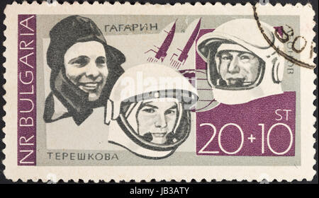 Bulgarien - ca. 1966: Eine Briefmarke gedruckt in Bulgarien zeigt ersten sowjetischen Astronauten Gagarin, Tereshkova, Leonow, ca. 1966 Stockfoto