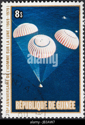 Republik GUINEA - ca. 1979: Eine Briefmarke gedruckt in der Republik Guinea zeigt die Apollo 11 Mondlandung und der erste Schritt auf der Mondoberfläche, ca. 1979 Stockfoto