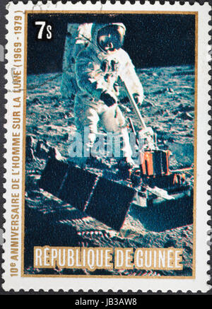 Republik GUINEA - ca. 1979: Eine Briefmarke gedruckt in der Republik Guinea zeigt die Apollo 11 Mondlandung und erster Schritt Armstrong auf der Mondoberfläche, ca. 1979 Stockfoto