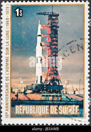Republik GUINEA - ca. 1979: Eine Briefmarke gedruckt in der Republik Guinea zeigt die Apollo 11 Mondlandung und der erste Schritt auf der Mondoberfläche - Start von Raumfahrzeugen, ca. 1979 Stockfoto