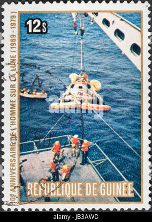 Republik GUINEA - ca. 1979: Eine Briefmarke gedruckt in der Republik Guinea zeigt die Apollo 11 Mondlandung und der erste Schritt auf der Mondoberfläche - Landung auf dem Wasser, ca. 1979 Stockfoto