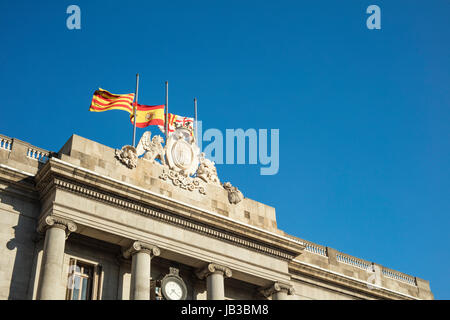 Detail der Fassade der Stadtverwaltung von Barcelona mit Fahnen auf Halbmast fliegen als Zeichen der Trauer. Stockfoto