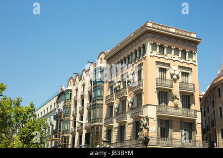Bauhaus Sonnenschirme (Casa Bruno Cuadros) befindet sich in Las Ramblas in Barcelona, Katalonien, Spanien. Stockfoto