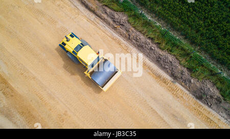 Luftaufnahme von Dampfwalze auf einer Baustelle in der Nähe von Vue, Loire-Atlantique, Frankreich Stockfoto