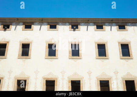 Detail der Fassade des Charity-Haus (Casa De La Caridad), gelegen im Raval in der Nähe von Universität von Barcelona, MACBA und CCCB in Barcelona, Spanien. Stockfoto