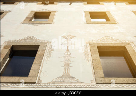 Detail der Fassade des Charity-Haus (Casa De La Caridad), gelegen im Raval in der Nähe von Universität von Barcelona, MACBA und CCCB in Barcelona, Spanien. Stockfoto