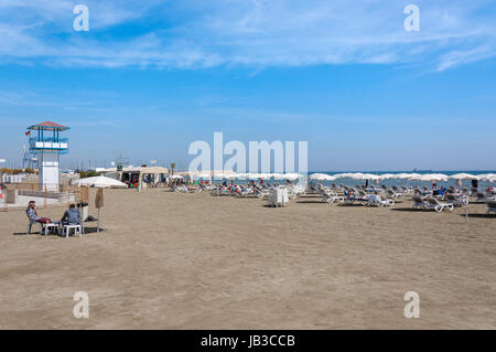 Phoinikoudes Strand, Larnaca, Larnaca District, Republik Zypern Stockfoto