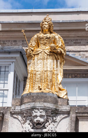 Goldene Statue der Königin Anne am alten Rathaus, Markt Platz, Kingston upon Thames, Greater London, England, Vereinigtes Königreich Stockfoto