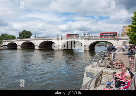 Kingston-Brücke von der Uferpromenade, Kingston upon Thames, Royal Borough of Kingston upon Thames, Greater London, England, Vereinigtes Königreich Stockfoto